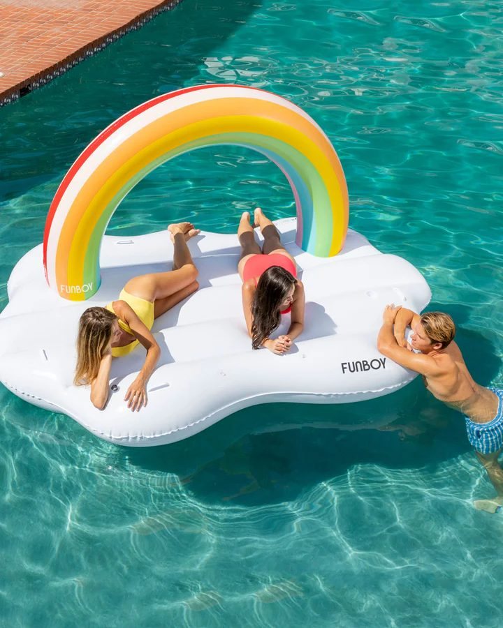 Enfants sur une bouée arc-en-ciel