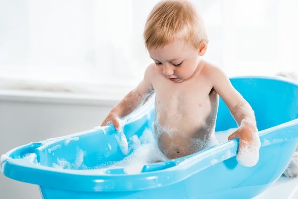 Bébé dans sa baignoire