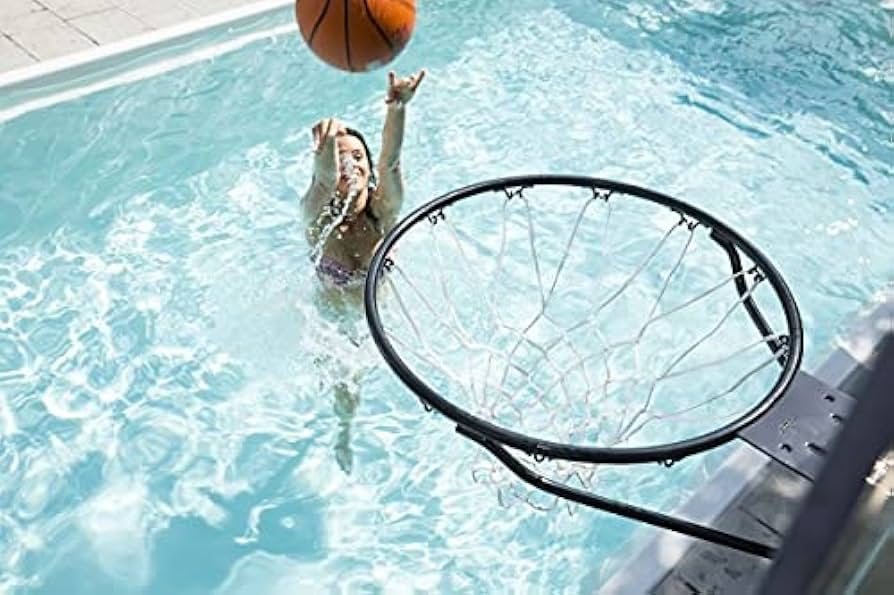 Panier de basket flottant dans la piscine