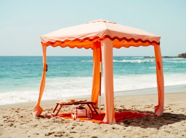 Cabane de plage au bord de l'eau