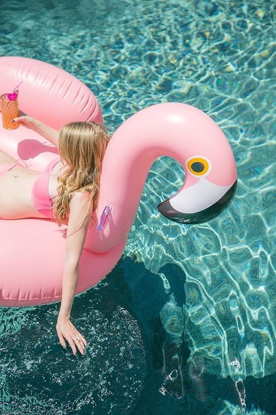 Enfant sur une bouée flamant rose