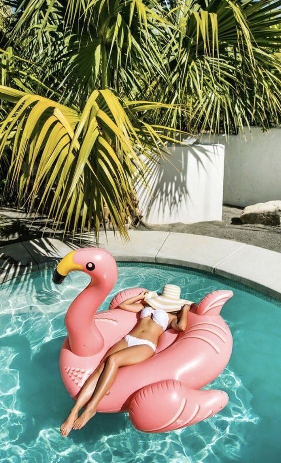 Bouée flamant rose dans une piscine