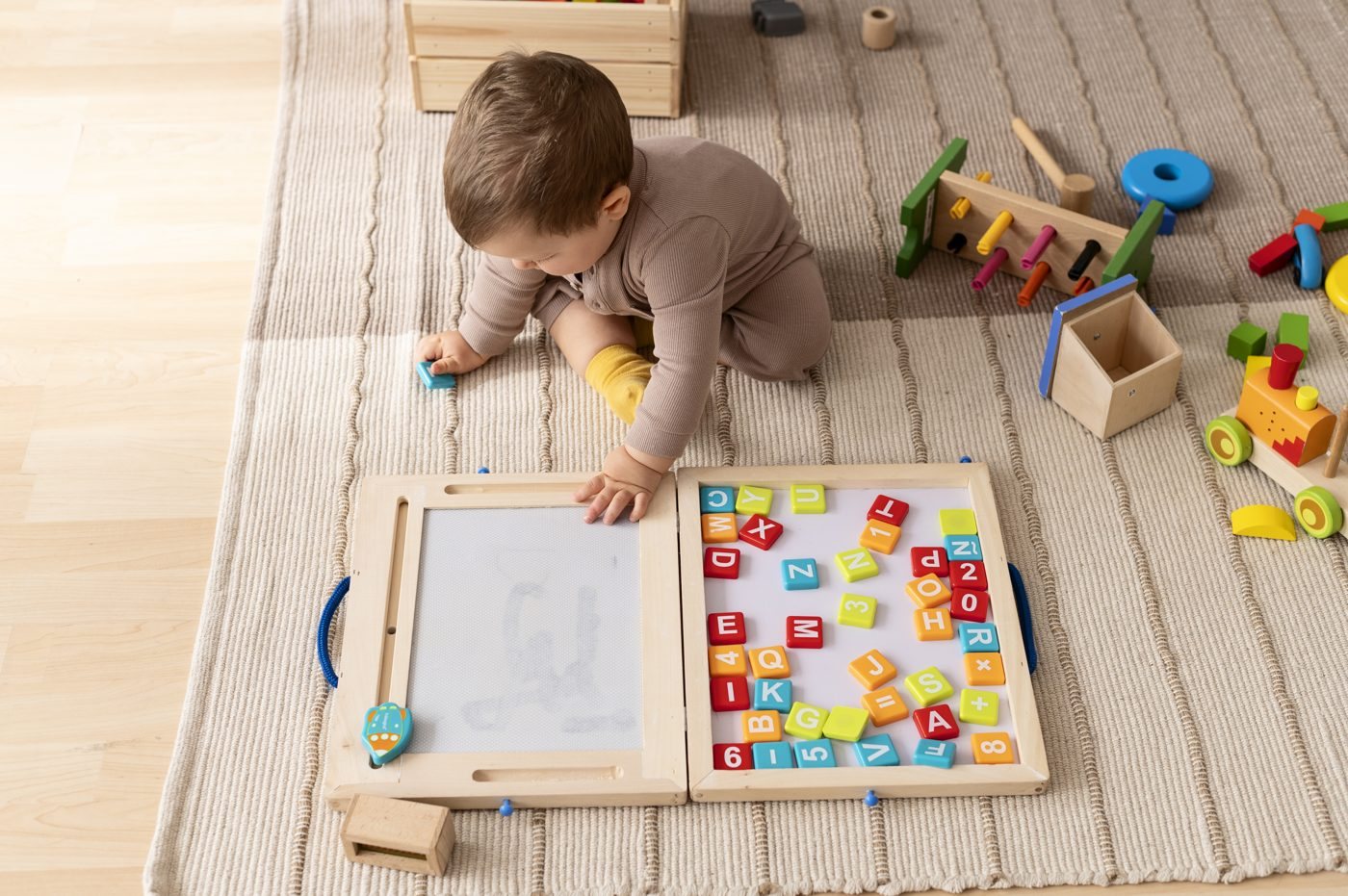 Bébé qui joue sur un tapis d'éveil