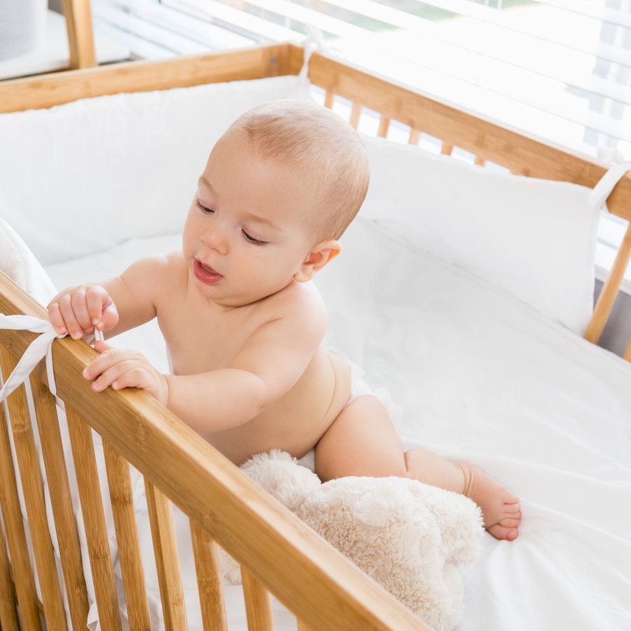 Bébé dans un lit à barreaux