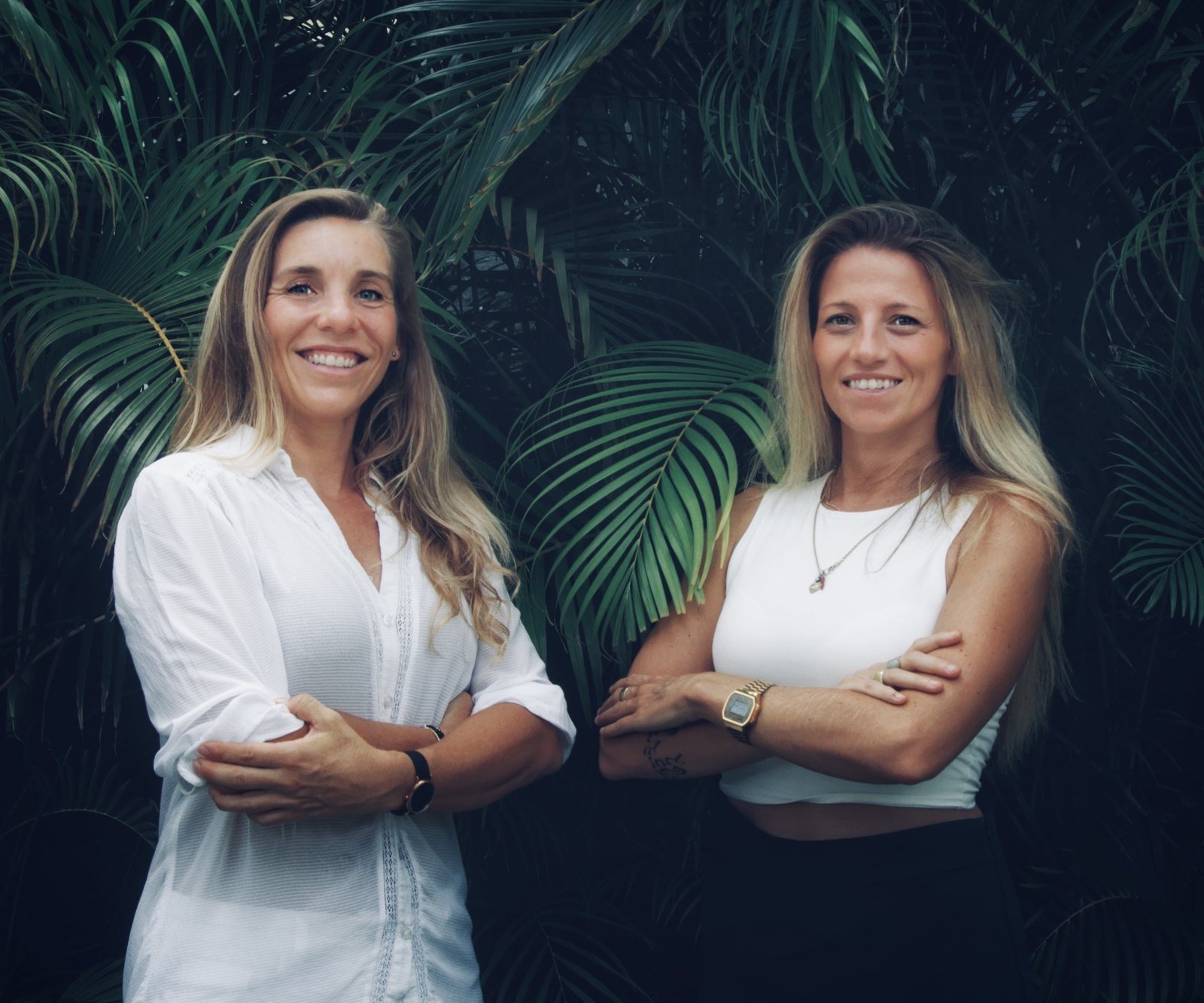 Zora et Chloé, fondatrices de St Barth Provider, devant des palmiers
